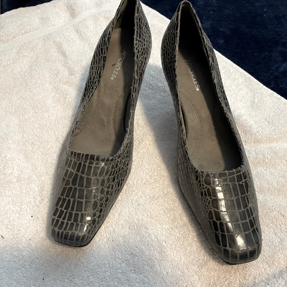 NWOT Aerosoles Faux-Snakeskin Low Heels women’s size 7.5
